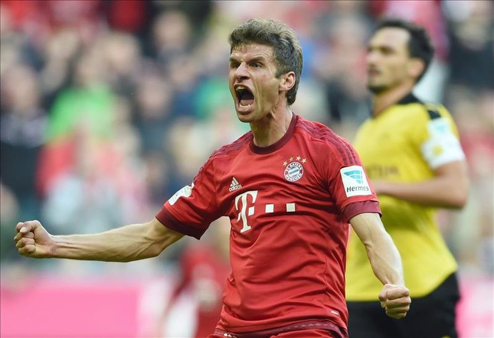 El jugador del Bayern Múnich Thomas Müller celebra uno de los goles de su equipo durante el partido de la Bundesliga que han jugado Bayern Munich y Borussia Dortmund en el Allianz Arena en Múnich, Alemania. EFE/EPA