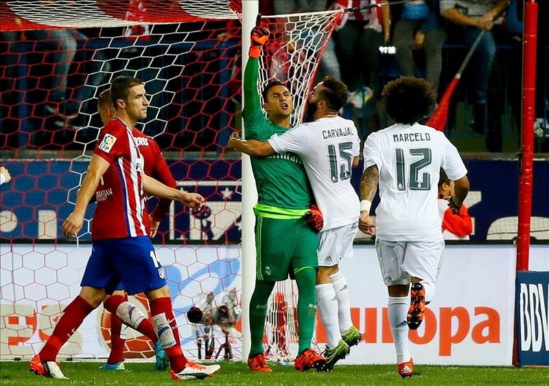 El portero costarricense del Real Madrid, Keylor Navas tras parar el balón durante el partido de la séptima jornada de Liga que disputó frente al Atlético de Madrid en el estadio Vicente Calderón de Madrid. EFE