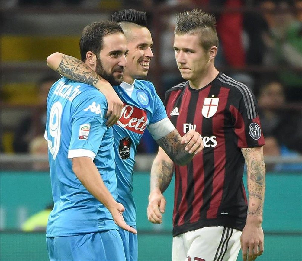 Los delanteros del Nápoles celebran el primero de los cuatro goles que ha hecho el Nápoles en el Giuseppe Meazza de Milan, Italia. EFE/EPA