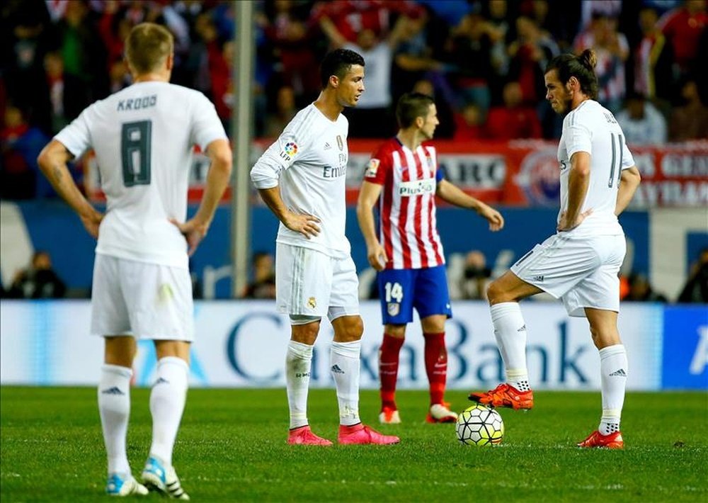 El delantero portugués del Real Madrid Cristiano Ronaldo (2i) y el centrocampista galés Gareth Bale (d) durante el partido frente al Atlético de Madrid de la séptima jornada de Liga que se jugó en el estadio Vicente Calderón de Madrid. EFE