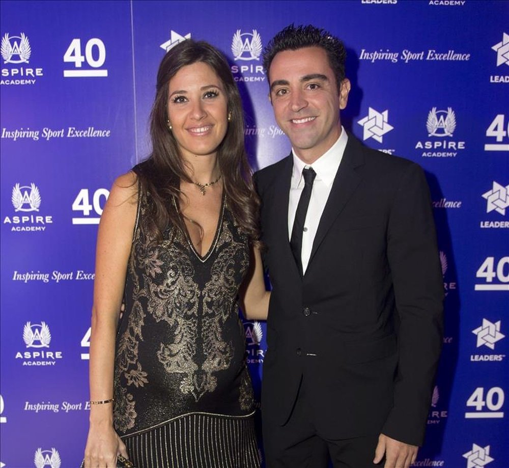 El jugador de fútbol español Xavi Hernández (d) posa junto a su esposa Nuria Cunillera (i) este martes, en la primera edición de los premios Leaders Awards en Londres (Reino Unido). EFE