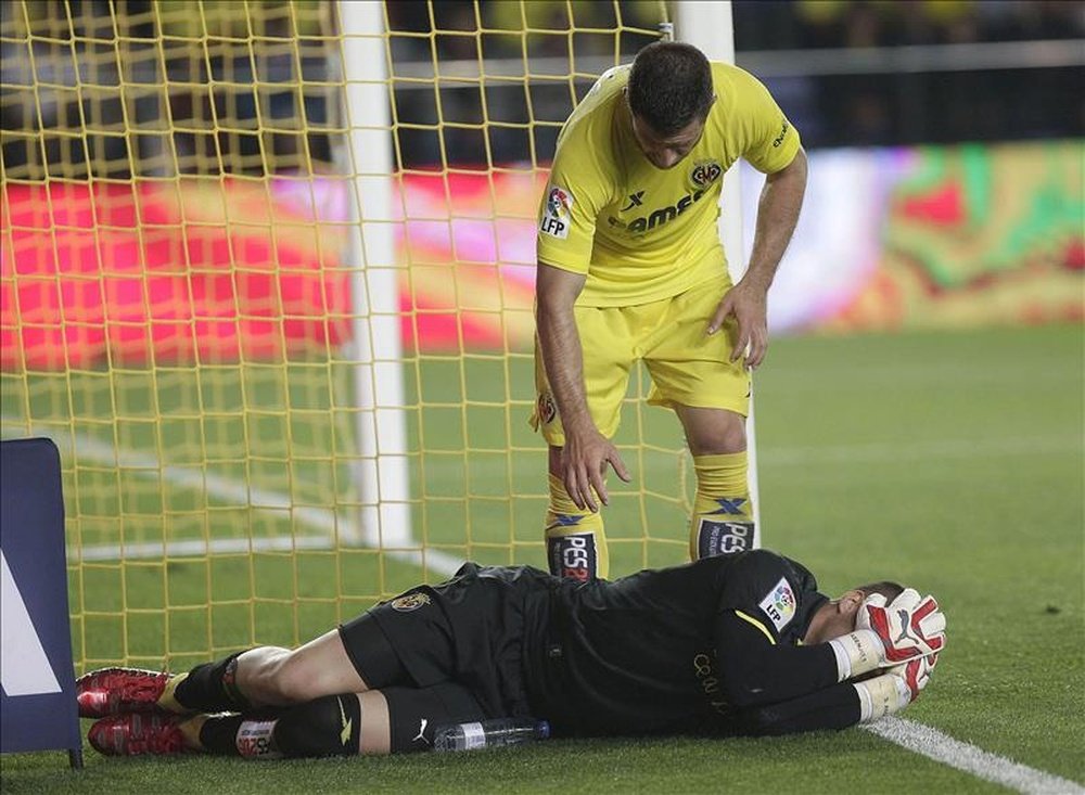 El portero del Villarreal Sergio Asenjo se queja en el suelo tras lesionarse. EFE/Archivo
