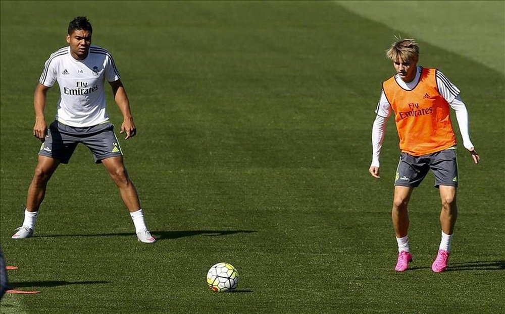 Los centrocampistas del Real Madrid, el brasileño Carlos Henrique Casemiro (i) y el noruego Martin Odegaard, durante un entrenamiento. EFE/Archivo