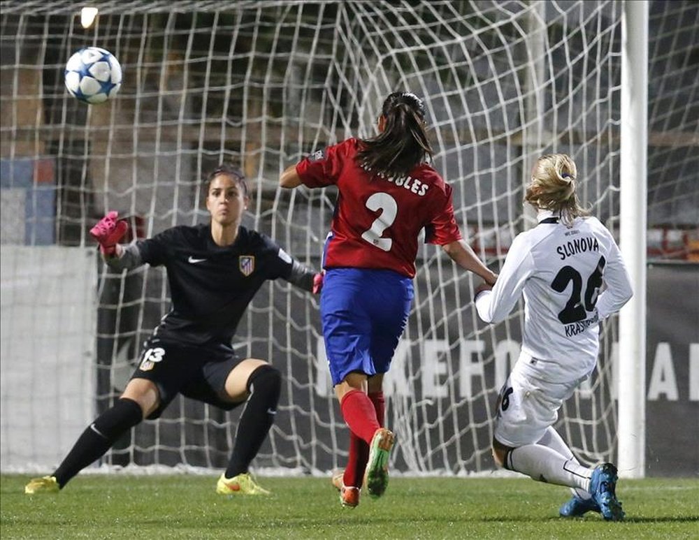 La jugadora del Zorky, Slonova (d), marca el segundo gol de su equipo ante la portera del Atlético de Madrid, Noelia Gil (i), en el encuentro de Liga de Campeones Femenino que se jugó en Majadahonda. EFE