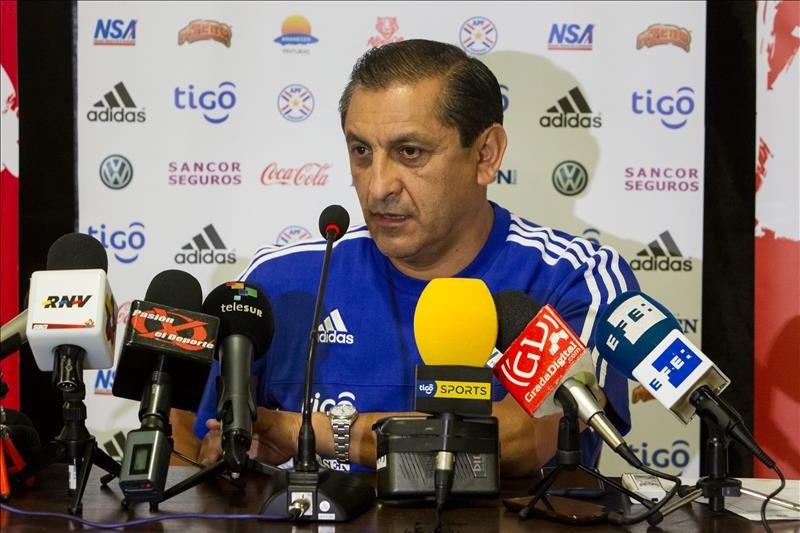 El director técnico de la selección de fútbol de Paraguay, Ramón Díaz, ofrece declaraciones a periodistas durante una rueda de prensa en Puerto Ordaz (Venezuela). EFE