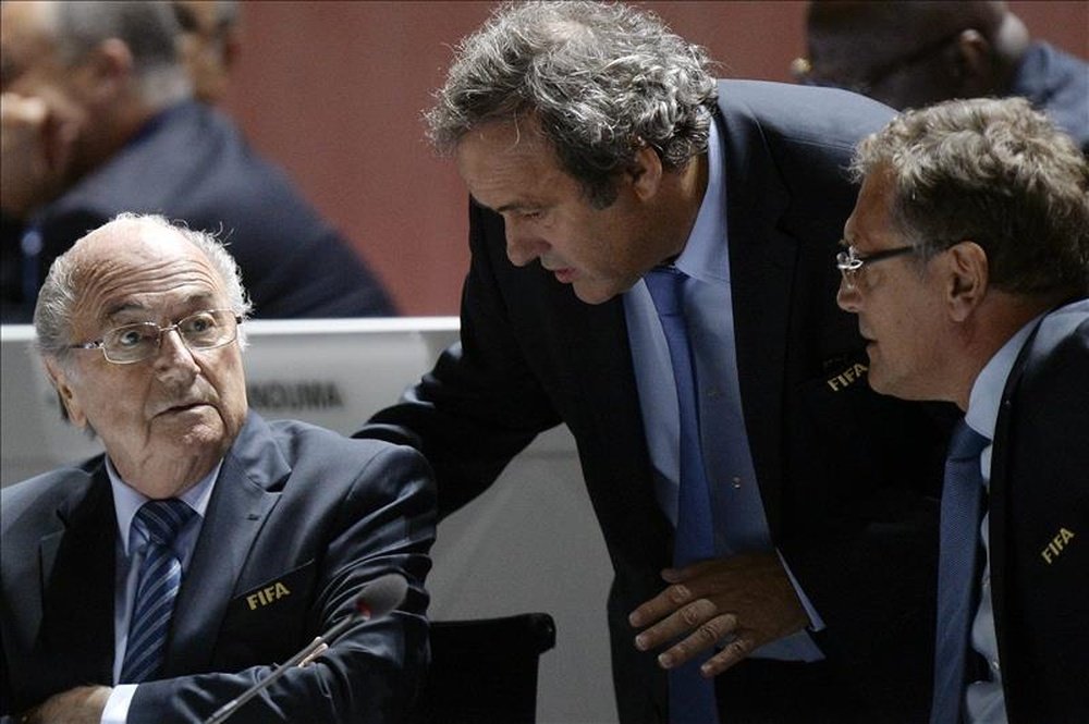 Fotografía de archivo tomada el 29 de mayo de 2015 que muestra al presidente de la FIFA, Josheph Blatter (izda), el presidente de la UEFA, Michel Platini (centro), y el secretario general de la FIFA, Jerome Valcke (dcha), durante el 65 congreso de la FIFA en Zúrich (Suiza). EFE/Archivo 