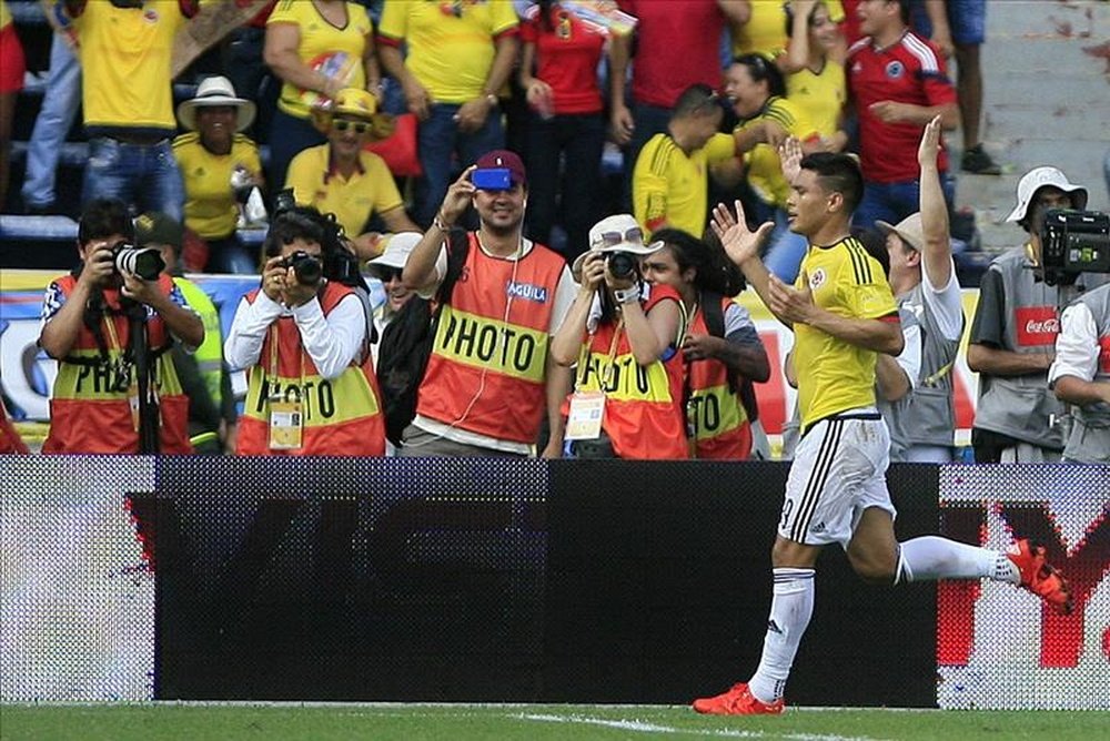 Teófilo Gutiérrez de Colombia celebra su gol ante Perú durante el partido en el estadio Metropolitano de Barranquilla (Colombia), durante la primera fecha de las eliminatorias suramericanas al Mundial Rusia 2018. EFE