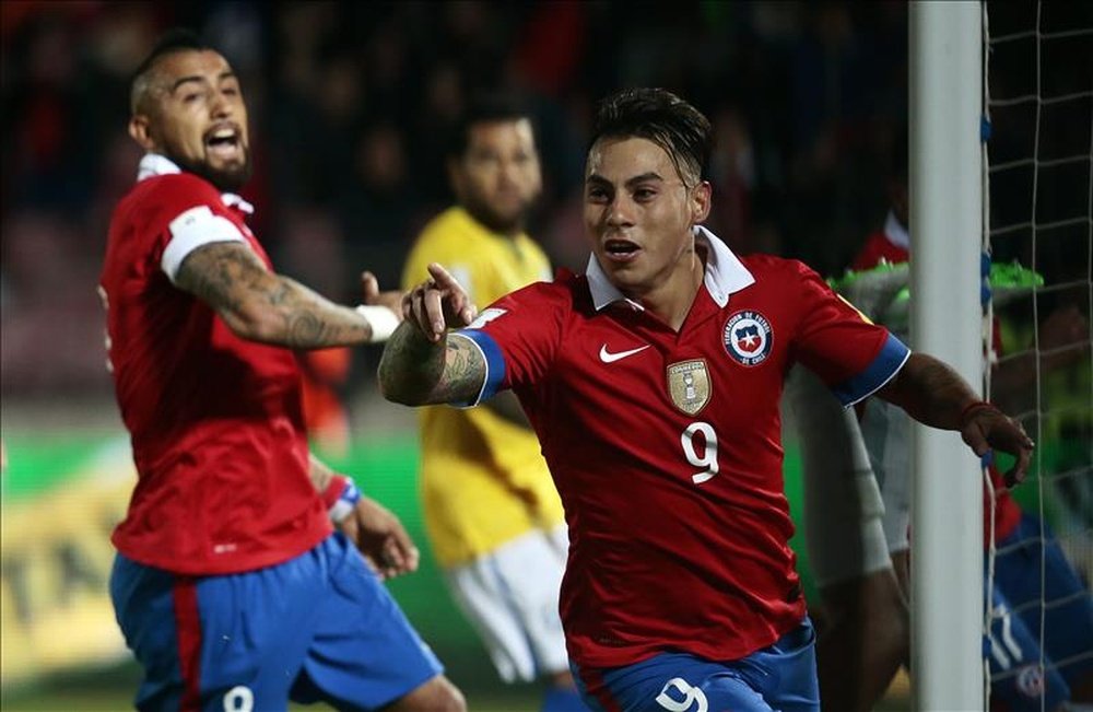 El jugador de Chile Eduardo Vargas celebra su gol contra Brasil, este 8 de octubre de 2015, durante el partido entre Chile y Brasil en el Estadio Nacional de Santiago de Chile, por la primera fecha de las eliminatorias suramericanas al Mundial Rusia 2018. EFE
