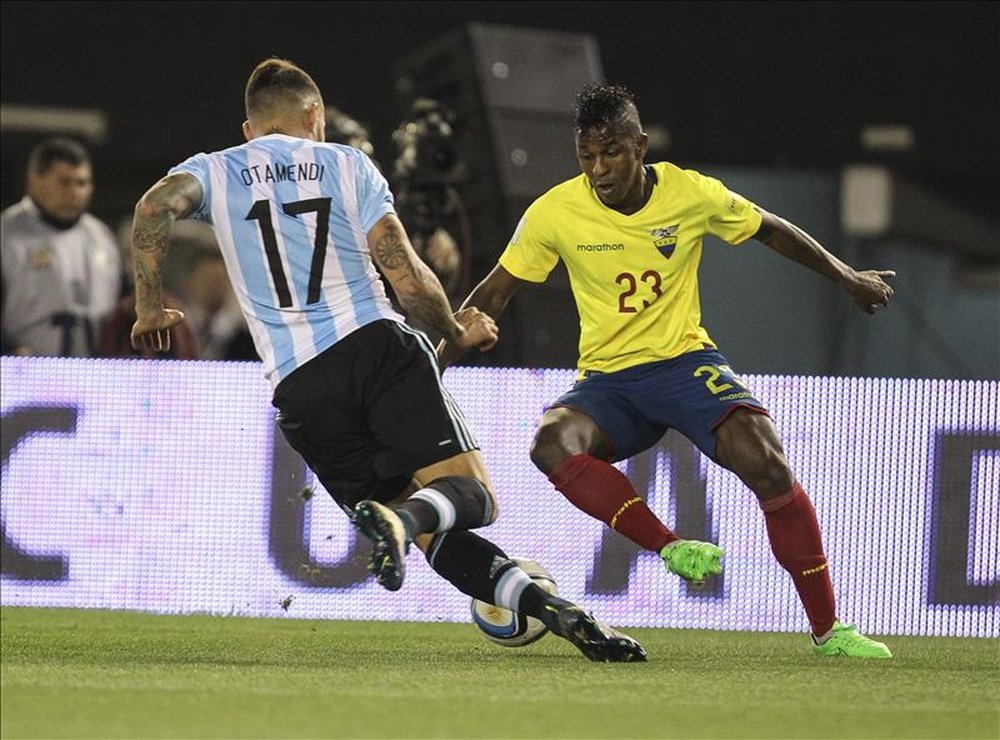 El futbolista ecuatoriano Miler Bolaños (d) disputa el balón con el argentino Nicolás Otamendi (i) durante un partido entre Argentina y Ecuador por las eliminatorias al mundial de fútbol Rusia 2018, en el estadio Monumental de Buenos Aires (Argentina). EFE