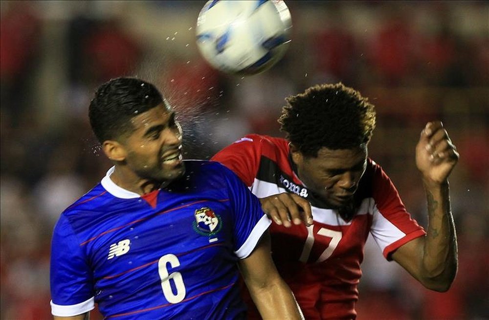 El jugador panameño Gabriel Gómez disputa el balón con el trinitense Mekeil Williams (d) durante un partido amistoso entre Panamá y Trinidad y Tobago, en la Ciudad de Panamá (Panamá). EFE
