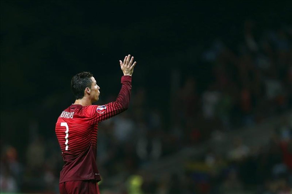 El jugador Cristiano Ronaldo de Portugal celebra este jueves, después de un partido entre Dinamarca y Portugal del grupo I de la fase clasificatoria de la Eurocopa UEFA 2016, que se disputa en Braga (Portugal). EFE