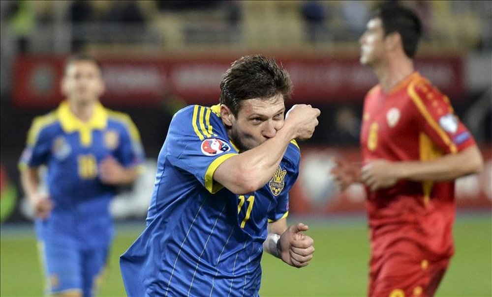 El ucraniano Yevhen Seleznyov (centro) celebra tras marcar el 1-0 de penalty. EFE