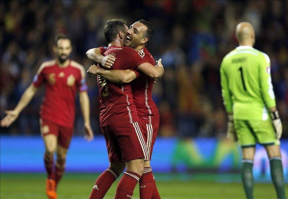 El delantero de la selección española de fútbol, Francisco Alcácer (i), celebra su gol, segundo del equipo, con Santi Cazorla, durante el partido clasificatorio para la Eurocopa 2016 que España y Luxemburgo disputan en Logroño. EFE