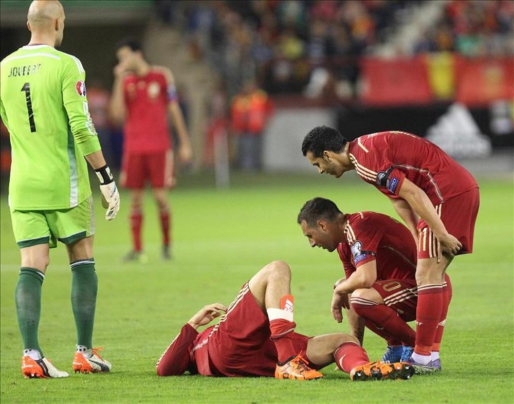 El delantero de la selección española Álvaro Morata (c) cae lesionado, durante el partido clasificatorio para la Eurocopa 2016 entre España y Luxemburgo que disputan en Logroño. EFE