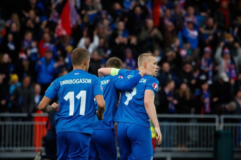 El islandés Kolbeinn Sigthorsson (dcha) celebra el primer gol con su compañero Alfred Finnbogason (izda). EFE