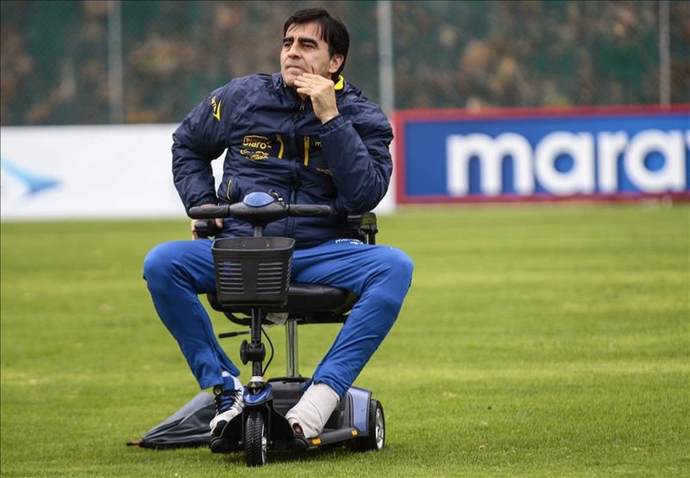 El director técnico de la selección ecuatoriana de fútbol, Gustavo Quinteros, observa un entrenamiento del equipo el 9 de octubre de 2015, en la Casa de la Selección, en Quito (Ecuador). EFE