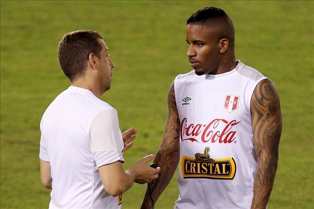 El jugador peruano Jefferson Farfán participa en un entrenamiento de la selección peruana de fútbol el 7 de octubre de 2015. EFE
