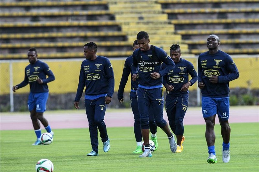 Los jugadores de la selección de fútbol de Ecuador participan de un entrenamiento, este 11 de octubre, en el estadio Atahualpa, en Quito (Ecuador), con miras al partido por las eliminatorias del Mundial Rusia 2018 en el que enfrentarán a Bolivia el próximo 13 de octubre. EFE