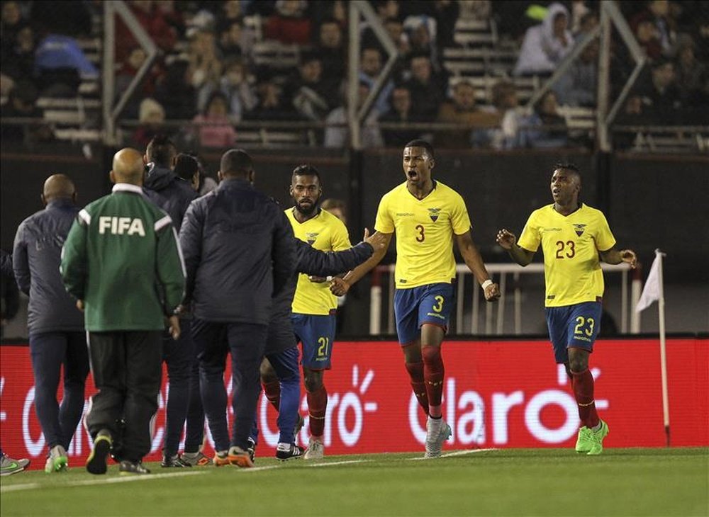 El futbolista ecuatoriano Frickson Erazo (2d) fue registrado el pasado 8 de octubre al celebrar un gol que le anotó a la selección de Argentina, durante un partido por las eliminatorias al mundial FIFA Rusia 2018, en el estadio Monumental de Buenos Aires (Argentina). EFE/Archivo