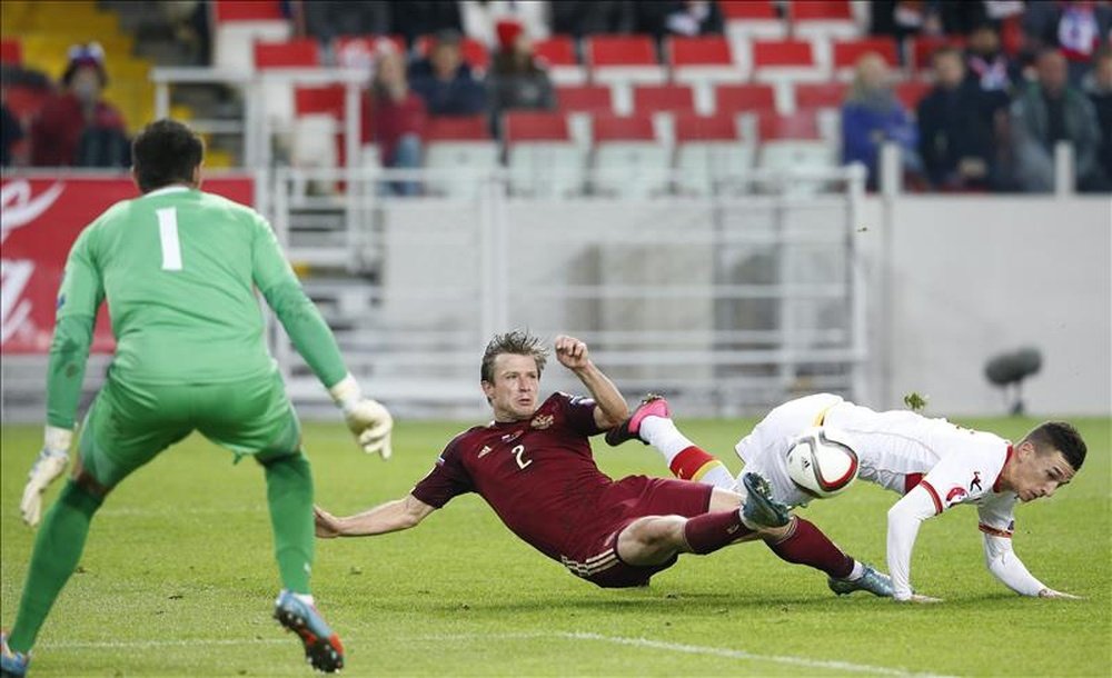 El jugador ruso Oleg Kuzmin (c) marca gol ante el portero de Montenegro Milan Mijatovic, y el jugador Stanisa Mandic (dcha), durante el partido del grupo G de la fase clasificatoria para la Eurocopa 2016 disputado en Moscú, Rusia, el 12 de octubre del 2015. EFE