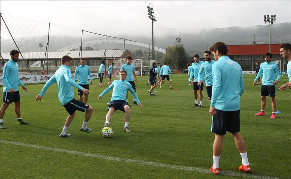 El jugador del Athletic de Bilbao Iker Muniaín (c), durante un entrenamiento. EFE