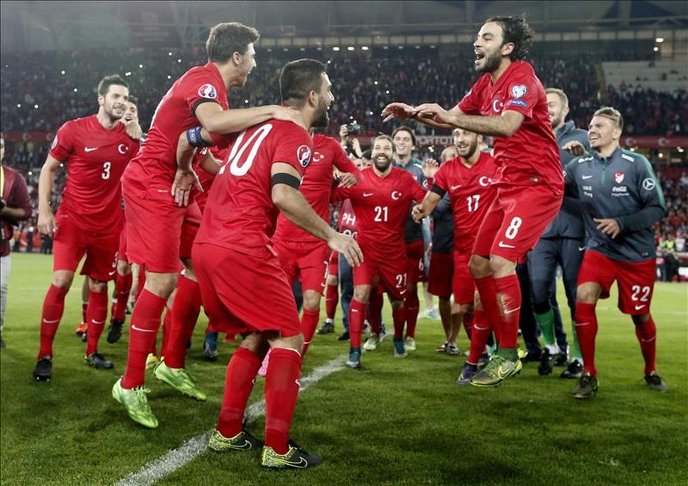 Los jugadores de Turquía celebran la victoria ante Islandia hoy martes 13 de octubre de 2015, durante el juego por el Grupo A clasificatorio a la Eurocopa 2016, en Konya, Turquía. EFE
