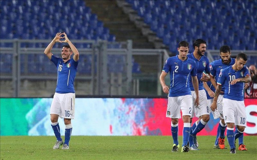 El jugador Alessandro Florenzi (i) de Italia celebra la anotación de un gol hoy, martes 13 de octubre de 2015, durante un partido clasificatorio del grupo H entre Italia y Noruega por la Eurocopa UEFA 2016, que se disputa en el estadio Olímpico en Roma (Italia). EFE