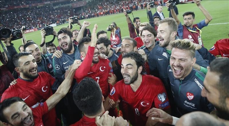 Los jugadores de Turquía celebran la victoria ante Islandia hoy martes 13 de octubre de 2015, durante el juego por el Grupo A clasificatorio a la Eurocopa 2016, en Konya, Turquía. Turquía ganó 1-0 y obtuvo la clasificación directa para la Eurocopa de Francia, como mejor tercero. EFE