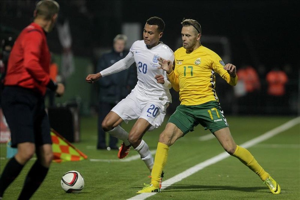 El jugador Arturas Zulpa (d) de Lituania disputa el balón con Dele Alli (i) de Inglaterra, este lunes, durante un partido clasificatorio de la Eurocopa UEFA 2016 que se disputó en Vilna (Lituania). EFE
