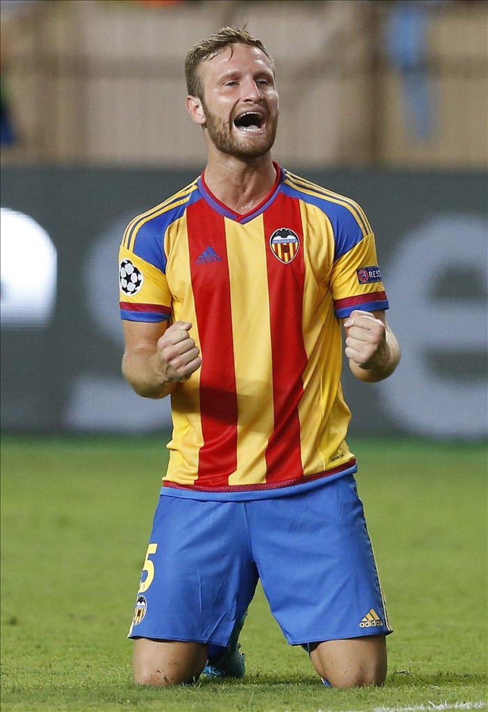 El defensa alemán del Valencia, Shkodran Mustafi, aseguró durante la rueda de prensa de este miércoles que no es momento de pensar en su futuro en el club valencianista y que ahora hay que centrarse en salir de la delicada situación en la que se encuentra el equipo. EFE/Archivo