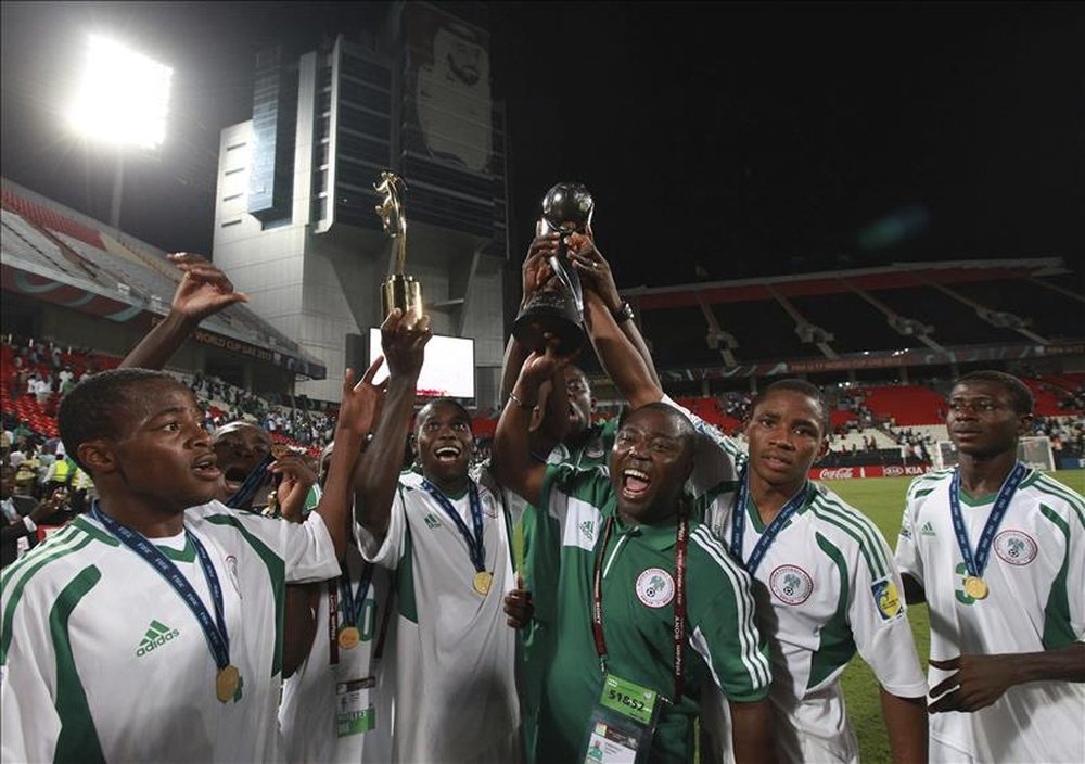 En la imagen, coronación como campeones de Nigeria en la final del Mundial sub-17 en Abu Dhabi (Emiratos Árabes Unidos), el 8 de noviembre de 2013. EFE/Archivo