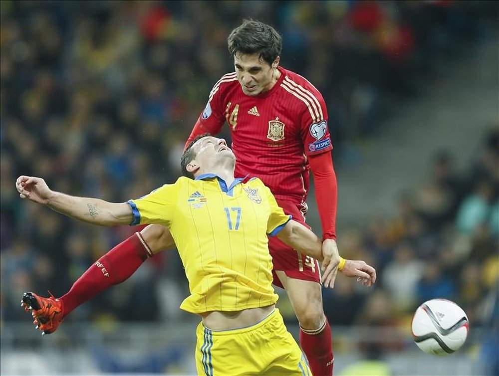 Xabier Etxeita (d) de España ante Artem Fedetskyi (i) de Ucrania durante el partido clasificatorio para la Eurocopa de 2016 en el estadio NSK Olímpico de Kiev (Ucrania) el pasado 12 de octubre. EFE