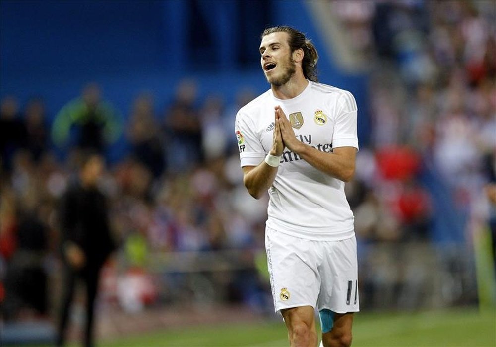 El delantero galés del Real Madrid Gareth Bale durante el encuentro correspondiente a la séptima jornada de primera división, que disputan esta noche en el estadio Vicente Calderón, en Madrid. EFE
