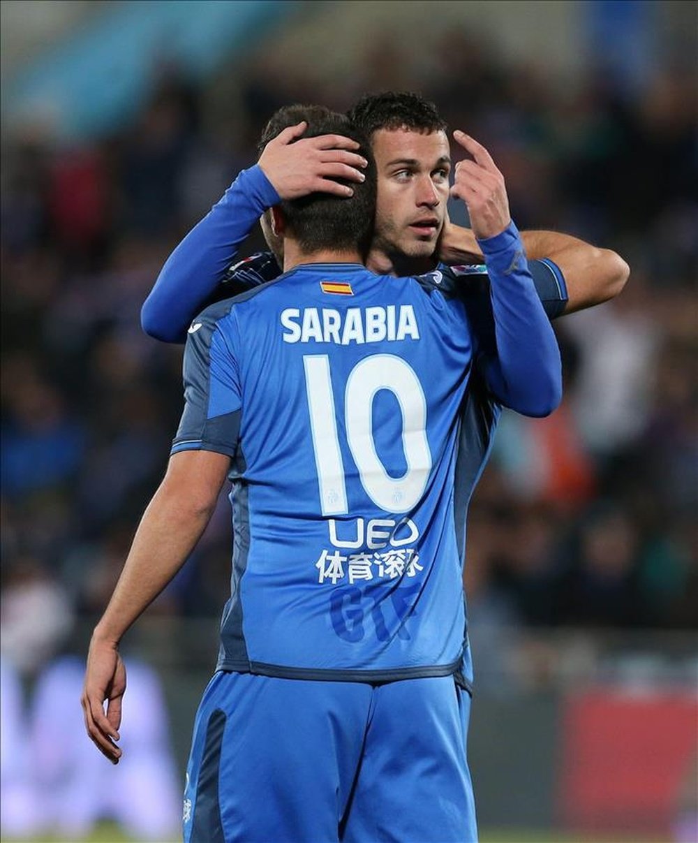 El delantero del Getafe Álvaro Vázquez celebra con su compañero, el centrocampista Pablo Sarabia, un gol. EFE/Archivo