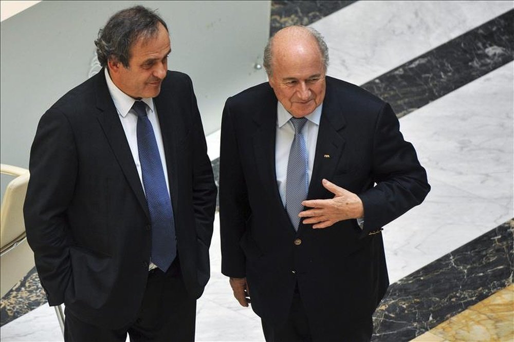 El presidente de la FIFA, Joseph Blatter (dcha), habla con el presidente de la UEFA, Michel Platini (izq). EFE/Archivo