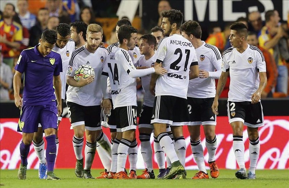 Los jugadores del Valencia celebran tras marcar el primer gol ante el Málaga, durante el partido de Liga en Primera División jugado en el estadio de Mestalla, en Valencia. EFE