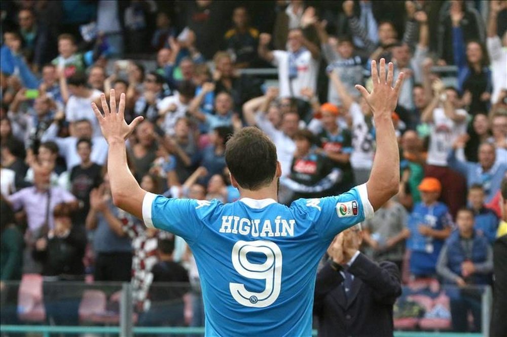 El delantero argentino del Nápoles Gonzalo Higuain celebra el gol del triunfo de su equipo ante el Fiorentina en el partido jugado en  San Paolo stadium en Nápoles, Italia. EFE/EPA