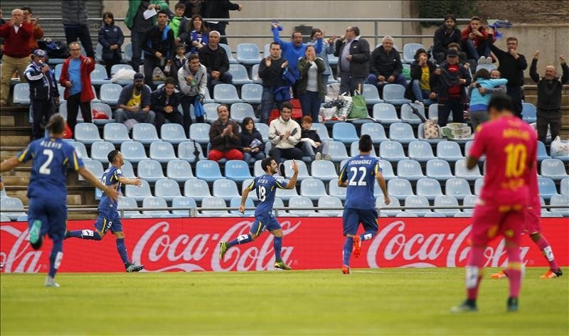 El centrocampista del Getafe Víctor Rodríguez (c) celebra el gol marcado ante Las Palmas, el primero del equipo, durante el partido de la octava jornada de Liga de Primera División que se jugó en el estadio Alfonso Pérez de Getafe. EFE