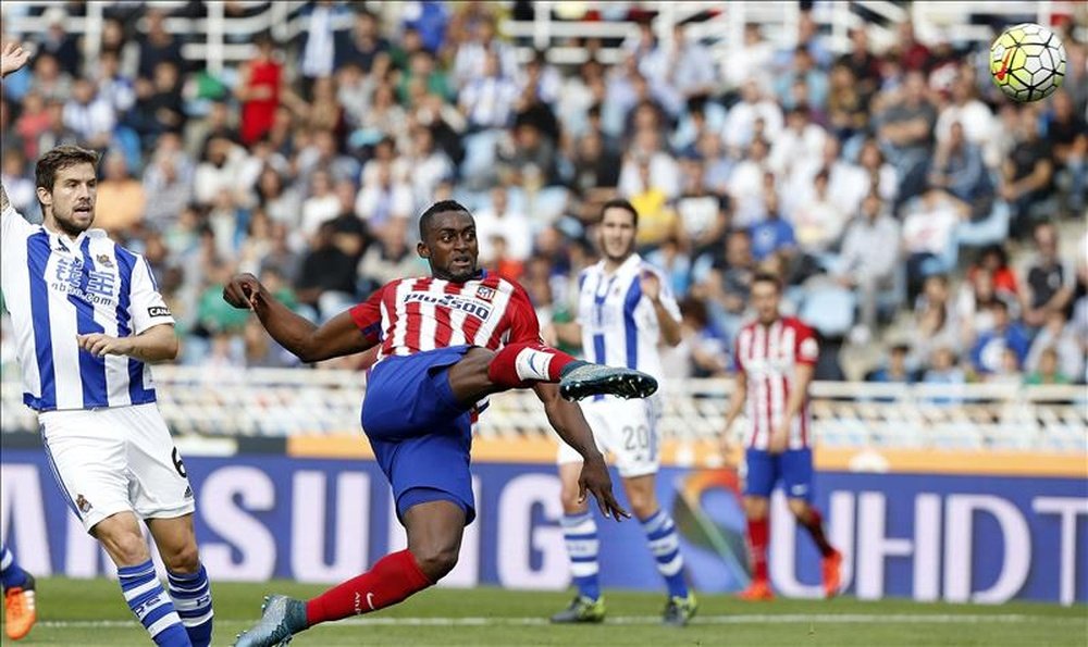 El delantero del Atlético de Madrid Jackson Martínez (d), ante el defensa de la Real Sociedad Íñigo Martínez (i), durante el partido de la octava jornada de Liga de Primera División en el estadio de Anoeta de San Sebastián. EFE