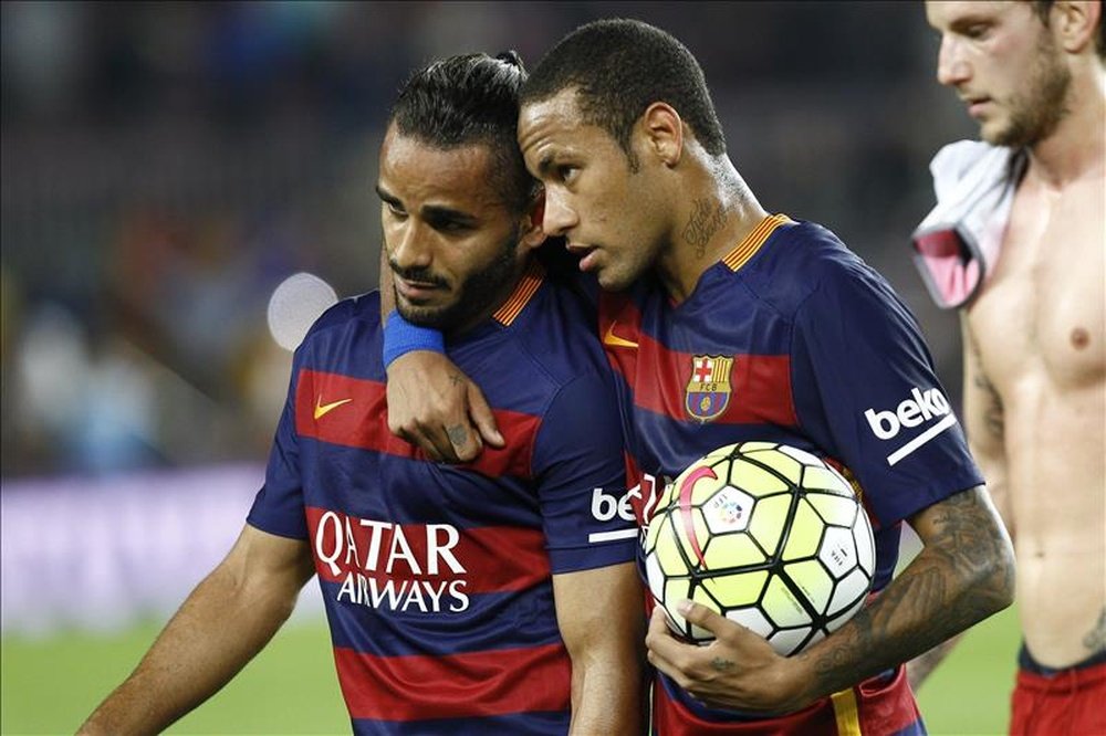 El delantero del FC Barcelona Neymar (d), acompañado por el defensa Douglas Pereira, se lleva el balón tras marcar cuatro goles ante el Rayo Vallecano al término del partido de Liga en Primera División disputado en el Nou Camp, en Barcelona. EFE