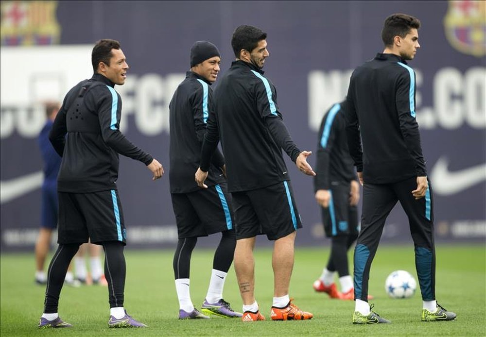 (De i a d) Los jugadores del FC Barcelona el lateral brasileño Adriano Correia, el extremo Neymar jr, el delantero Luis Suárez, y el defensa Marc Bartra, durante el entrenamiento que el equipo azulgrana ha realizado esta mañana en la Ciudad Deportiva Joan Gamper de Sant Joan Despí (Barcelona), previo al partido de Liga de Campeones que disputará mañana contra el FC Bate Borisov. EFE