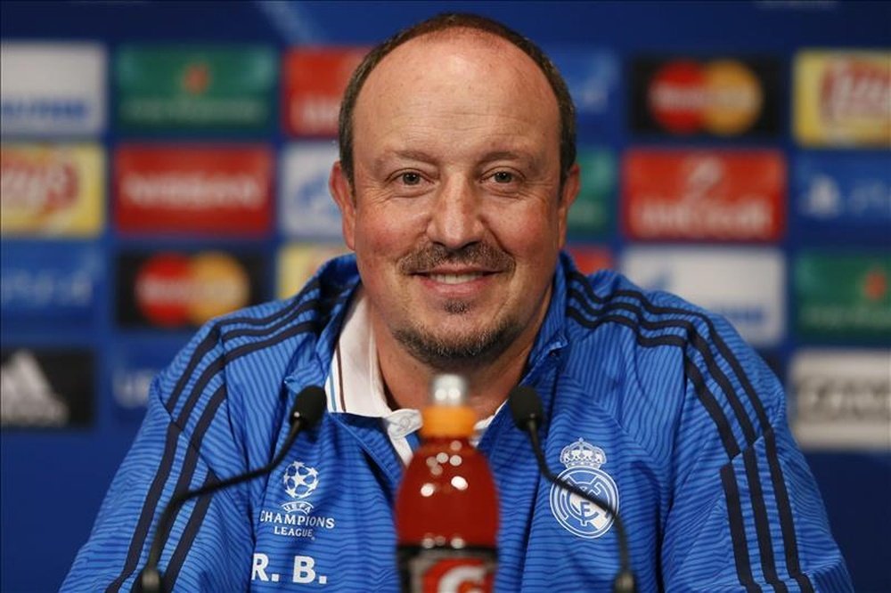 El entrenador del Real Madrid, Rafael Benitez, ofrece una rueda de prensa en el estadio Parque de los Príncipes de París, Francia en la víspera de su enfrentamiento al París Saint-Germain en un partido del grupo A de la Liga de Campeones. EFE