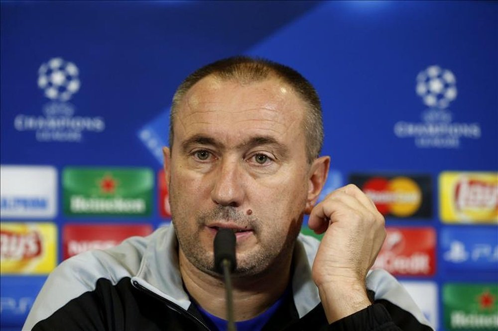 El entrenador del Astana, Stanimir Stoilov, en la rueda de prensa tras enfrentarse al Atlético. EFE