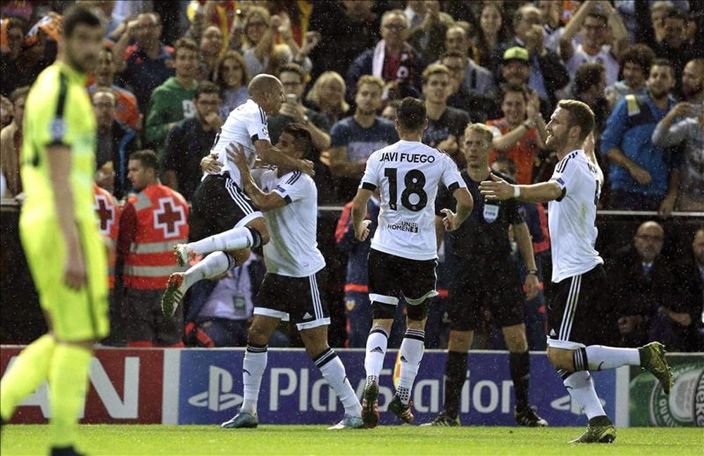 El centrocampista del Valencia CF, Sofian Feghouli (i), celebra el primer gol ante el KAA Gent, durante el partido de la tercera jornada de la fase de grupos de Liga de Campeones que se jugó en el campo de Mestalla, en Valencia. EFE