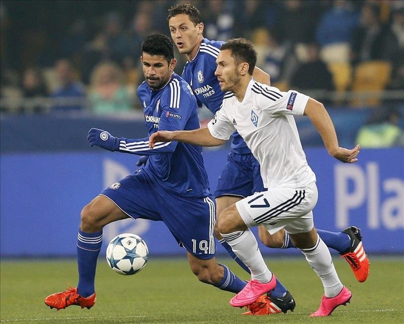 El jugador de Dynamo Kiev Serhiy Rybalka (d) disputa el balón con Diego Costa (i) de Chelsea  durante un partido del grupo C de la Liga de Campeones UEFA realizados en el estadio Olimpiyskiy en Kiev (Ucrania). EFE