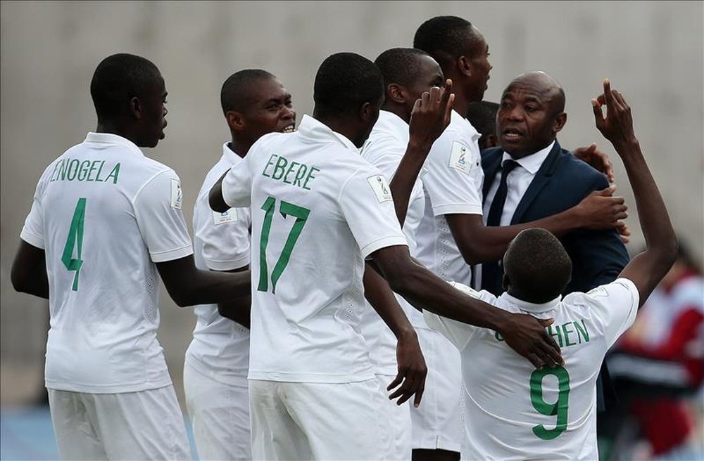 Jugadores de Nigeria celebran con su entrenador Emmanuel Amunike (2d) una anotación. EFE/Archivo