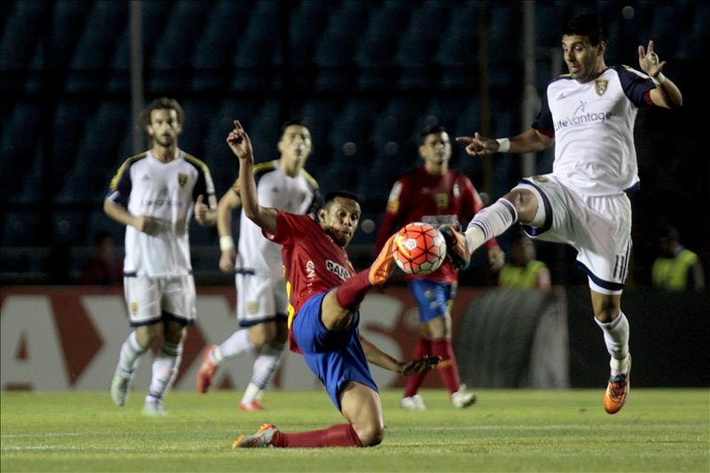 Claudio Albizurris (i) de Municipal de Guatemala disputa el balón contra Javier Morales (d) de Real Salt Lake de Estados Unidos. EFE/Archivo