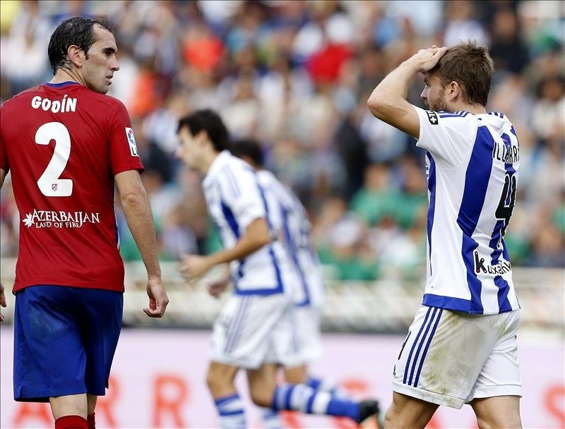 El centrocampista de la Real Sociedad Asier Illarramendi (d) se lamenta tras fallar una ocasión durante el partido de la octava jornada de Liga de Primera División que se jugó en el estadio de Anoeta de San Sebastián. EFE