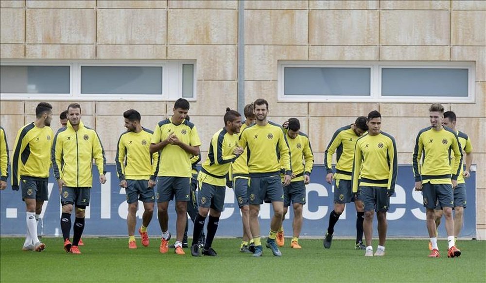 Los jugadores del Villarreal, durante el entrenamiento. EFE