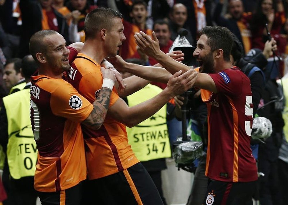 Podolski Fans Helped Galatasaray Win Little Final Against Benfica Podolski Fans Helped Galatasaray Win Little Final Against Benfica